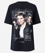 Remera de algodón negra con cuello redondo y manga corta, con estampa fotográfica frontal de Edward Cullen de la saga Crepúsculo y detalles de lettering.