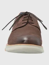 Zapato de estilo casual confeccionado en cuero marrón con detalles de perforaciones decorativas tipo brogue. Cuenta con cierre de cordones, forro interior de cuero y una suela de goma EVA ligera y flexible con tecnología Flex.