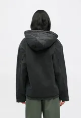 Campera con capucha Carhartt WIP modelo Mitch, color marrón oscuro, confeccionada en lona de algodón de peso medio con forro interno de corderito sintético. Cuenta con cierre frontal bidireccional, bolsillos frontales tipo parche y etiqueta cuadrada tejida con el logo de la marca.