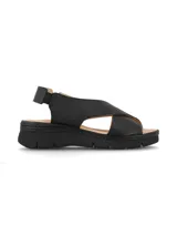 Sandalias de cuero color negro con tiras cruzadas en el empeine, suela de goma con plataforma y detalles de yute.