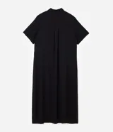 Vestido chemise largo negro, confeccionado en viscosa, con cuello camisero, mangas cortas y cierre frontal con botonera completa.