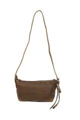 Bandolera marrón de cuero sintético con correa ajustable y llavero.