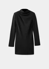 Vestido corto negro con cuello drapeado y mangas largas, de diseño recto.