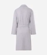Bata de baño larga de tejido de poliéster texturizado con relieve, cuello estilo chal, mangas largas, bolsillos frontales y lazo para ajustar en la cintura.