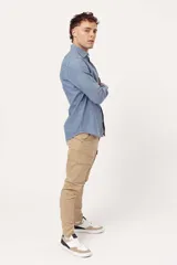 Pantalón cargo color beige con bolsillos laterales y corte ajustado.