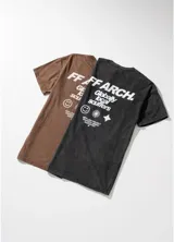 Remera marrón de corte oversized con estampa en la espalda.