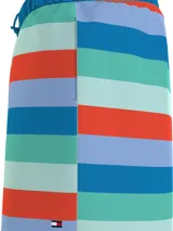 Short de baño Tommy Hilfiger con estampado a rayas horizontales en tonos celeste, azul, verde y naranja.