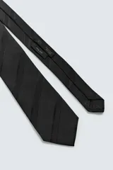 Corbata ancha de seda negra con diseño de rayas horizontales en relieve.