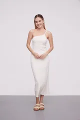 Vestido largo blanco de poliéster, al cuerpo, con cuello asimétrico y detalle de strass.