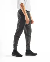 Pantalón deportivo de felpa color celeste/azul claro jaspeado, con cintura ajustable mediante cordón y puños elásticos en los tobillos.