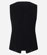 Chaleco negro de sastrería con cuello redondo, cierre frontal con botones dorados y bajo estructurado con recortes anatómicos.