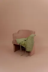 Chaleco verde claro con diseño acolchado y estampado a cuadros, sin mangas y con tiras para anudar en el frente.