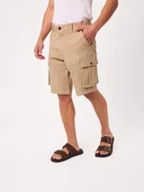 Bermuda cargo color beige de corte clásico, con bolsillos laterales con solapa y cierre de botón.