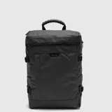 Mochila urbana de diseño minimalista, color negro, con compartimento principal amplio, cierre superior y bolsillo frontal. Incluye manija superior reforzada y correas laterales ajustables.