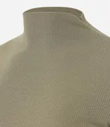 Blusa corta de cuello alto y mangas cortas, confeccionada en tejido rib texturizado color marrón.
