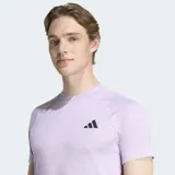 Remera de entrenamiento Adidas de corte ajustado, color lila jaspeado, con cuello redondo y logo de las tres barras en negro en el pecho.