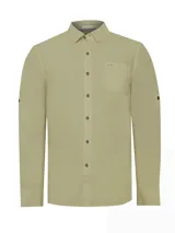 Camisa manga larga color verde oliva, confeccionada en popelina 100% algodón orgánico. Cuenta con cuello camisero, cierre frontal con botones de madera, bolsillo en el pecho con logo bordado y mangas ajustables con botones.