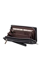 Billetera de mujer tipo sobre con correa de mano extraíble, confeccionada en material texturizado color tostado. Presenta un bolsillo frontal con cierre, compartimentos internos para tarjetas y logo de la marca grabado en el frente.