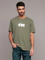 Remera de algodón de corte regular, color verde militar, con cuello redondo y estampado frontal con el logo de Calvin Klein dentro de un recuadro brillante.