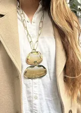 Collar de cadena de eslabones largos en bronce con un dije compuesto por dos piezas de nácar engarzadas en bronce.