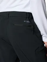 Pantalón de senderismo técnico color negro, con tecnología Omni-Shield que repele la humedad y manchas. Presenta bolsillos con cierre en laterales y espalda, cintura cómoda y puños ajustables en los tobillos.