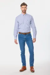 Pantalón de jean skinny celeste con spandex, tiro medio y corte ajustado.