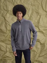 Fleece con cierre medio frontal y cuello alto, confeccionado en tejido de algodón. Diseño de corte clásico y versátil.