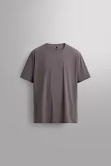 Camiseta de entrenamiento de corte relajado confeccionada en tejido técnico ligero y elástico con textura microperforada. Presenta cuello redondo, mangas cortas y acabados con costuras termofijadas.