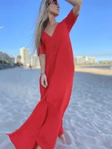 Vestido largo color rojo con botones frontales y mangas cortas.