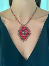 Collar corto con medallón de rombo bordado con mostacillas y lentejuelas a mano y cadena tenzada. Se cierra con cadena de acero quirúrgico y ganchito para regular.