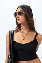 Top corto blanco de punto canalé con breteles finos y escote redondeado.