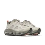 Championes de senderismo Merrell modelo Speedarc Matis, color gris claro con detalles en verde militar y naranja. Parte superior de malla transpirable y TPU, con entresuela de espuma con efecto moteado y suela de caucho Vibram.
