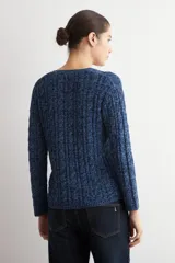 Sweater de tejido de punto con textura acanalada, color verde oscuro, de corte recto y manga larga. Presenta un diseño clásico con cuello redondo.