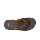 Chancletas Sanuk modelo M Beer Cozy Iv color marrón, con correa superior de cuero sintético perforado y suela de goma con una franja naranja.