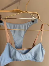 Bombacha de algodón color celeste con bordes elásticos en tono beige claro, de diseño clásico y cómodo.