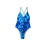 Malla enteriza de United Uy modelo Grecia, con estampado tie-dye en tonos azules y celestes. Presenta un diseño de escote halter con espalda cruzada y detalle de volados en la zona de la ingle.