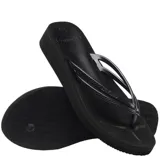 Sandalias tipo ojotas Havaianas modelo Slim, color gris oscuro, con tiras finas texturizadas y suela de goma con diseño antideslizante.