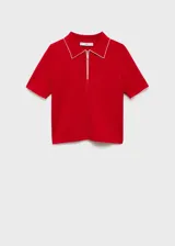 Jersey de punto fino color rojo con cuello polo y cierre frontal. Presenta ribetes en contraste color blanco en el cuello y en los bordes de las mangas cortas.