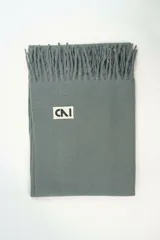 Bufanda marrón oscuro con flecos en los extremos y etiqueta blanca con el logo "CNI" en negro.