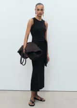 Vestido midi de algodón color negro, sin mangas, con cuello redondo y detalle de nudo lateral en la cintura.