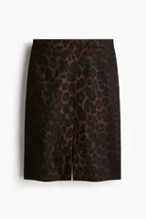 Pollera tubo hasta la rodilla con estampado de leopardo, bolsillos laterales y abertura frontal en el bajo. Cuenta con cierre oculto en la parte posterior y forro interior.