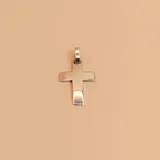Dije de cruz con diseño bombé, fabricado en plata 925 con acabado pulido brillante.