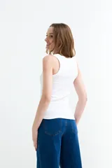 Musculosa en tejido rib color beige, de corte ajustado y cuello redondo.