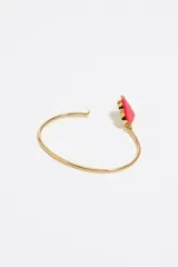 Pulsera rígida tipo brazalete con acabado plateado, que presenta un dije central en forma de corazón esmaltado en color negro con el logotipo de la marca Bimba y Lola.