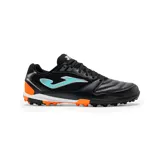 Championes de fútbol Joma modelo Dribling 2601, color negro con detalles en turquesa y naranja. Confeccionados con piel sintética y paneles de mesh transpirable, cuentan con refuerzo en la puntera y suela de caucho con estructura multitaco para mayor agarre.