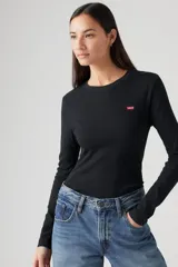 Remera negra de manga larga con cuello redondo y logo rojo de Levi's bordado en el pecho.