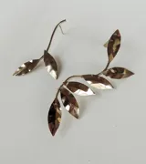 Par de aros trepadores plateados con forma de rama con hojas.