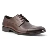 Zapato acordonado de cuero color marrón oscuro, con puntera redondeada y suela plana.