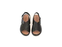 Sandalias de cuero negro con tiras cruzadas en el empeine, tira trasera ajustable con elástico y suela de poliuretano.