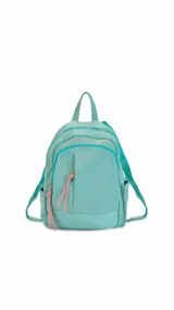 Mochila de tafeta color verde menta, con múltiples compartimentos con cierre metálico, bolsillos laterales y correas regulables.